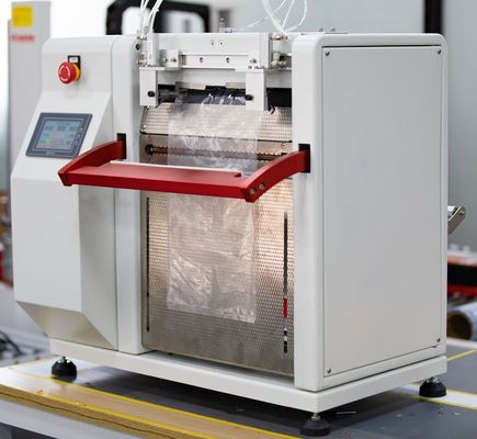 Harga yang bagus PLC Otomatis Poly Bag Machine 15-20bags/min Untuk Hardware Fastener on line